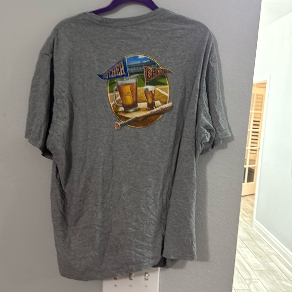 Tommy Bahama XXL graphic T-shirt, baseball beer pitcher catcher gray